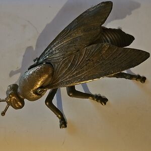 Fly Ashtray with Pivoting Wings